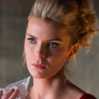 Betty Gilpin Nahé