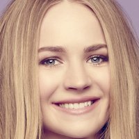 Britt Robertson Nahé