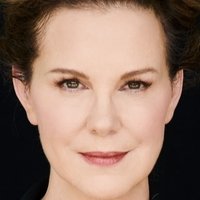 Elizabeth Perkins Nahé