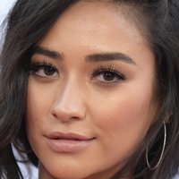 Shay Mitchell Nahé